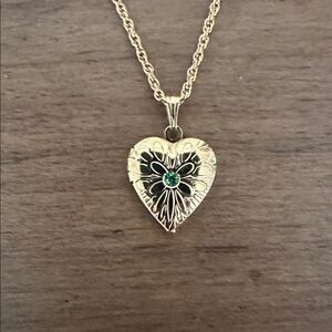 Vintage Avon Gold Tone Heart Locket Necklace Birthstone Peridot